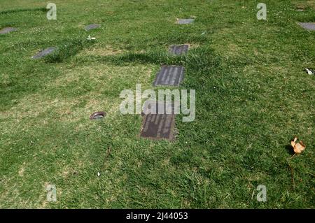 Los Angeles, California, USA 10th Aprile 2022 attore/modello Sam Sarpong Jr.'s grave at Forest Lawn Memorial Park Hollywood Hills il 10 Aprile 2022 a Los Angeles, California, USA. Foto di Barry King/Alamy Stock Foto Foto Stock