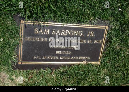 Los Angeles, California, USA 10th Aprile 2022 attore/modello Sam Sarpong Jr.'s grave at Forest Lawn Memorial Park Hollywood Hills il 10 Aprile 2022 a Los Angeles, California, USA. Foto di Barry King/Alamy Stock Foto Foto Stock