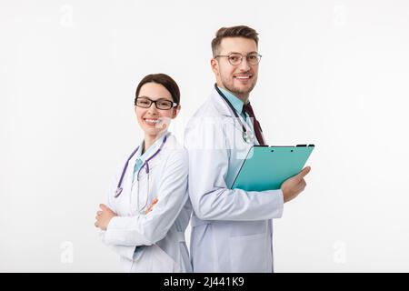 Medici felici, uomo e donna isolati su bianco Foto Stock