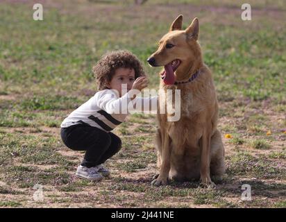 Beirut, Libano. 10th Apr 2022. Un ragazzo gioca con un cane da compagnia in uno spazio verde aperto a Beirut, Libano, 10 aprile 2022. Credit: Liu Zongya/Xinhua/Alamy Live News Foto Stock