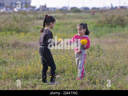 Beirut, Libano. 10th Apr 2022. Due ragazze raccoliscono i fiori in una zona di fiori selvatici a Beirut, Libano, 10 aprile 2022. Credit: Liu Zongya/Xinhua/Alamy Live News Foto Stock