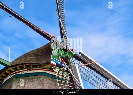 ZAANSE SCHANS, OLANDA, 19 GIUGNO 2016: Vista panoramica dei bellissimi mulini a vento a Zaanse Schans, Olanda, il 19 giugno 2016. Foto Stock