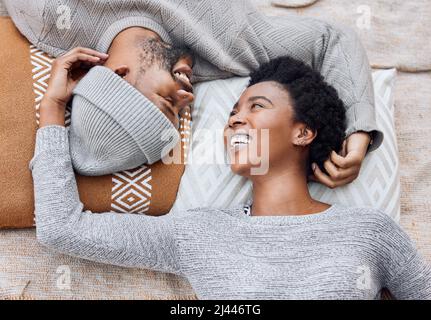Campeggio con voi è sempre stato il mio sogno. Scatto di un giovane sguardo in ciascuno degli altri occhi amorevolmente. Foto Stock