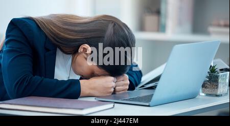 Non riesco a fare nulla oggi. Scatto di una giovane donna d'affari che dorme alla sua scrivania in un ufficio. Foto Stock