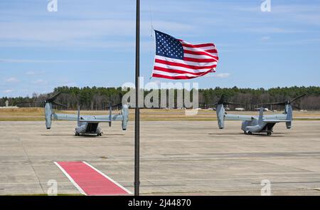 Due velivoli MV-22B Osprey del parco 2nd Marine Aircraft Wing sulla linea di volo alla base dell'aeronautica Hanscom, Mass., 4 aprile 2022. I Marines, con sede presso la Marine Corps Air Station New River, N.C., hanno sostenuto il servizio funebre per il capitano della Marina statunitense Ross Reynolds, 27 anni, ucciso in un incidente durante un volo di addestramento in Norvegia, marzo 18. (STATI UNITI Air Force foto di Todd Maki) Foto Stock