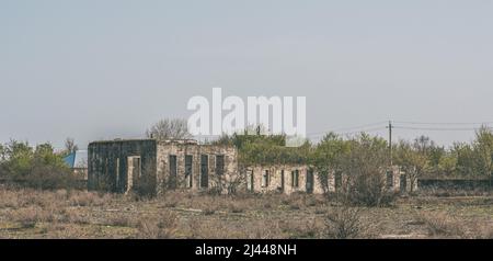 Vecchia casa abbandonata distrutta nel campo Foto Stock