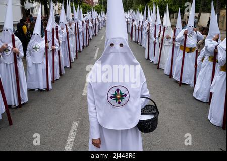 Siviglia, Spagna. 11th Apr 2022. I Penitenti marciano durante una processione mentre celebrano il Lunedi Santo. Dopo due anni di restrizioni di viaggio e cancellazioni in Spagna, Covid-19 ha finalmente organizzato attività che celebrano la settimana Santa. Credit: SOPA Images Limited/Alamy Live News Foto Stock