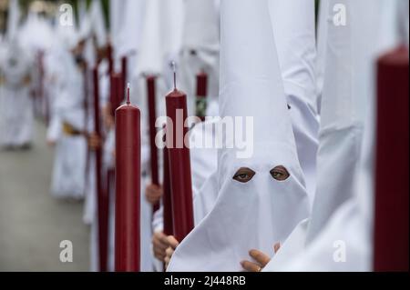 Siviglia, Spagna. 11th Apr 2022. I Penitenti marciano durante una processione mentre celebrano il Lunedi Santo. Dopo due anni di restrizioni di viaggio e cancellazioni in Spagna, Covid-19 ha finalmente organizzato attività che celebrano la settimana Santa. Credit: SOPA Images Limited/Alamy Live News Foto Stock