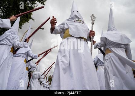 Siviglia, Spagna. 11th Apr 2022. I Penitenti marciano durante una processione mentre celebrano il Lunedi Santo. Dopo due anni di restrizioni di viaggio e cancellazioni in Spagna, Covid-19 ha finalmente organizzato attività che celebrano la settimana Santa. Credit: SOPA Images Limited/Alamy Live News Foto Stock