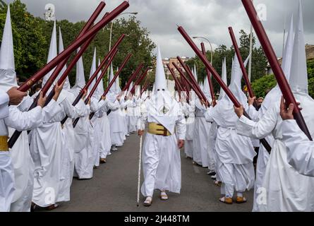 Siviglia, Spagna. 11th Apr 2022. I Penitenti marciano durante una processione mentre celebrano il Lunedi Santo. Dopo due anni di restrizioni di viaggio e cancellazioni in Spagna, Covid-19 ha finalmente organizzato attività che celebrano la settimana Santa. Credit: SOPA Images Limited/Alamy Live News Foto Stock