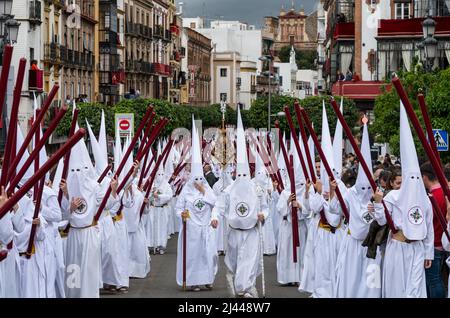 Siviglia, Spagna. 11th Apr 2022. I Penitenti marciano durante una processione mentre celebrano il Lunedi Santo. Dopo due anni di restrizioni di viaggio e cancellazioni in Spagna, Covid-19 ha finalmente organizzato attività che celebrano la settimana Santa. Credit: SOPA Images Limited/Alamy Live News Foto Stock