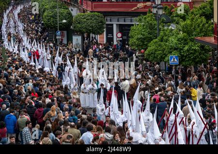 Siviglia, Spagna. 11th Apr 2022. Migliaia di penitenti si marciano durante una processione mentre celebrano il lunedì Santo. Dopo due anni di restrizioni di viaggio e cancellazioni in Spagna, Covid-19 ha finalmente organizzato attività che celebrano la settimana Santa. Credit: SOPA Images Limited/Alamy Live News Foto Stock