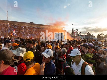 Melbourne, Australia. 10th Apr 2022. La folla sul rettilineo principale dopo il Gran Premio d'Australia 2022 al circuito Albert Park Grand Prix Credit: SOPA Images Limited/Alamy Live News Foto Stock