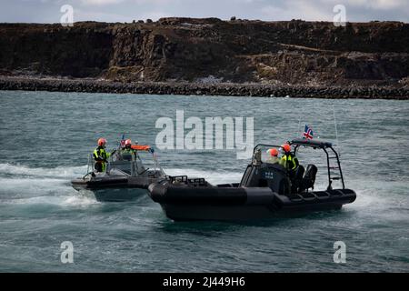 220405-N-RB149-1091 KEFLAVIK, Islanda (5 aprile 2022) membri dell'unità mobile 8 per lo smaltimento esplosivo dell'Ordnance della Marina degli Stati Uniti, della Guardia Costiera islandese, della polizia islandese e dei Royal Marines britannici con K Co, 42 Commando, preparano a bordo di una nave della Guardia Costiera islandese durante la visita, a bordo, Formazione di ricerca e sequestro (VBSS) durante l'esercizio del Vichingo settentrionale 22 (NV22) a Keflavik, Islanda, 5 aprile 2022. Northern Viking 22 rafforza l'interoperabilità e la disponibilità della forza tra gli Stati Uniti, l'Islanda e le nazioni alleate, consentendo il comando e il controllo multidominio di comune e coalizione nella difesa di Foto Stock