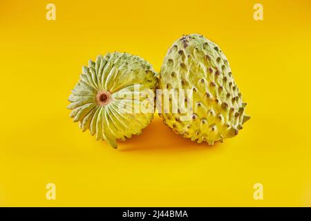 Cherimoya, mela zucchero o crema pasticcera o mela ananas zucchero a Taiwan isolato su sfondo giallo Foto Stock