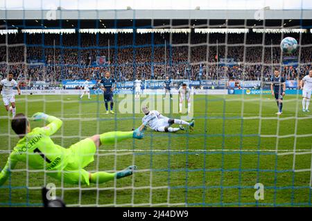 Penalità di Moussa DIABY (LEV), scivola e l'obiettivo non conta a causa del doppio tocco, contro goalwart Manuel RIEMANN (BO), azione, calcio 1st Bundesliga, 29th matchday, VfL Bochum (BO) - Bayer 04 Leverkusen (LEV) 0: 0, il 10th marzo 2022 a Bochum/Germania. Le normative #DFL vietano l'uso di fotografie come sequenze di immagini e/o quasi-video # Â Foto Stock