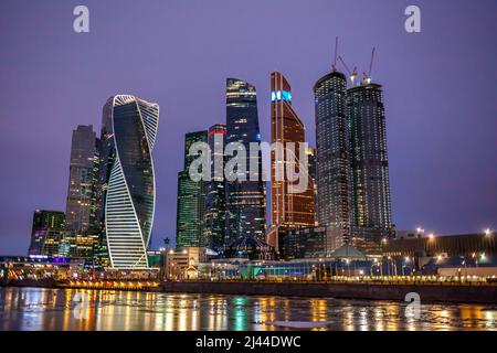 Moscow City International Business Center grattacieli con finestre panoramiche vista notturna. Città di Mosca di notte. Le luci vengono riflesse nel ri Foto Stock