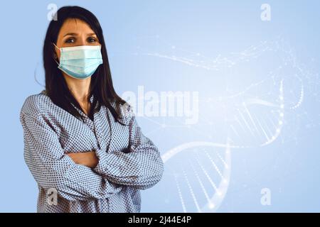 Ritratto di donna adulta indossare maschera protettiva. Sfondo medico, fiducia paziente . Assistenza medica di emergenza sanitaria e chirurgia o ospitalità Foto Stock