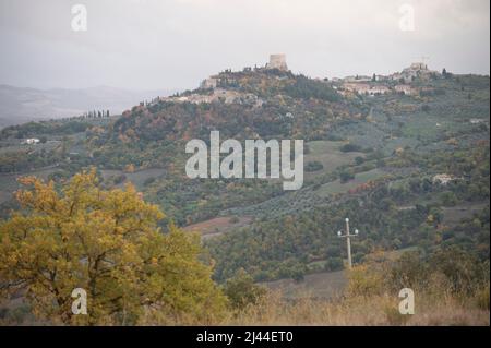 Vista sulle colline di Rocco Toscana. Paesaggio toscano con cipressi, vigneti, foreste e campi arati in autunno nuvoloso. Foto Stock