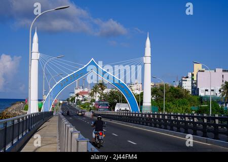 Il ponte Sinamalé, che collega Malé a Hulhulé e Hulhumalé alle Maldive, catturato dal lato Malé sotto un cielo azzurro Foto Stock