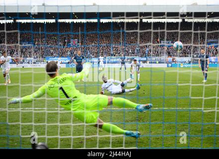 Penalità da Moussa DIABY (LEV), scivola e l'obiettivo non conta a causa del doppio tocco, contro goalwart Manuel RIEMANN (BO), azione, calcio 1st Bundesliga, 29th matchday, VfL Bochum (BO) - Bayer 04 Leverkusen (LEV), il 10 marzo 2022 a Bochum/Germania. Le normative #DFL vietano l'uso di fotografie come sequenze di immagini e/o quasi-video # Â Foto Stock