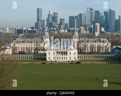 Vista classica di Greenwich Park, la casa della regina e l'Old Royal Naval College in una giornata di sole. Foto Stock