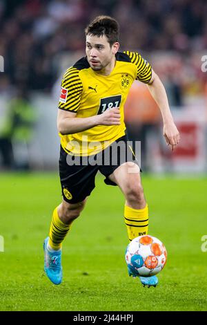 Stoccarda, Germania. 08th Apr 2022. Calcio: Bundesliga, VfB Stuttgart - Borussia Dortmund, Matchday 29, Mercedes-Benz Arena. Raphael Guerreiro di Dortmund in azione. Credito: Tom Weller/dpa - NOTA IMPORTANTE: In conformità con i requisiti della DFL Deutsche Fußball Liga e della DFB Deutscher Fußball-Bund, è vietato utilizzare o utilizzare fotografie scattate nello stadio e/o della partita sotto forma di immagini di sequenza e/o serie di foto video-simili./dpa/Alamy Live News Foto Stock