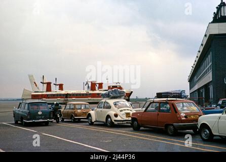 Auto in attesa in fila al molo per un hoverlloyd cross-channel hovercraft, Ramsgate, Kent, Inghilterra, UK 1977 Foto Stock