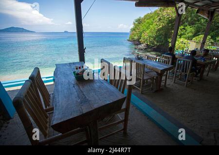 Una guerra alla Blue Lagoon Beach a Padangbai, costa orientale di Bali, Indonesia, conosciuta per lo snorkeling e le immersioni subacquee. Foto Stock