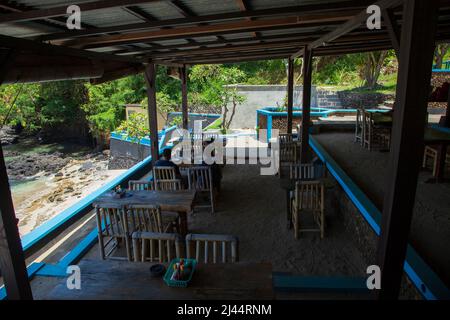 Una guerra alla Blue Lagoon Beach a Padangbai, costa orientale di Bali, Indonesia, conosciuta per lo snorkeling e le immersioni subacquee. Foto Stock