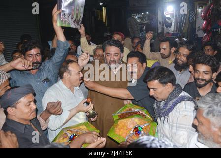 Lahore, Punjab, Pakistan. 11th Apr 2022. I sostenitori pakistani della Lega Musulmana pakistana (PMLN) e il primo ministro pakistano Shehbaz Sharif, appena eletto, si riuniscono per celebrare vicino al loro ufficio del partito a Lahore. I legislatori pakistani il 11 aprile 2022 hanno eletto Shehbaz Sharif come nuovo primo ministro del paese NEL 23rd dopo l'uscita del fine settimana di Imran Khan, che ha dimesso il suo seggio di assemblea nazionale insieme con la maggior parte dei suoi membri del partito prima del voto. (Credit Image: © Rana Sajid Hussain/Pacific Press via ZUMA Press Wire) Foto Stock