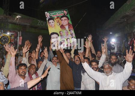 Lahore, Punjab, Pakistan. 11th Apr 2022. I sostenitori pakistani della Lega Musulmana pakistana (PMLN) e il primo ministro pakistano Shehbaz Sharif, appena eletto, si riuniscono per celebrare vicino al loro ufficio del partito a Lahore. I legislatori pakistani il 11 aprile 2022 hanno eletto Shehbaz Sharif come nuovo primo ministro del paese NEL 23rd dopo l'uscita del fine settimana di Imran Khan, che ha dimesso il suo seggio di assemblea nazionale insieme con la maggior parte dei suoi membri del partito prima del voto. (Credit Image: © Rana Sajid Hussain/Pacific Press via ZUMA Press Wire) Foto Stock