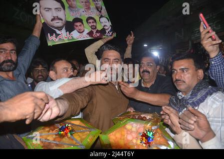 Lahore, Punjab, Pakistan. 11th Apr 2022. I sostenitori pakistani della Lega Musulmana pakistana (PMLN) e il primo ministro pakistano Shehbaz Sharif, appena eletto, si riuniscono per celebrare vicino al loro ufficio del partito a Lahore. I legislatori pakistani il 11 aprile 2022 hanno eletto Shehbaz Sharif come nuovo primo ministro del paese NEL 23rd dopo l'uscita del fine settimana di Imran Khan, che ha dimesso il suo seggio di assemblea nazionale insieme con la maggior parte dei suoi membri del partito prima del voto. (Credit Image: © Rana Sajid Hussain/Pacific Press via ZUMA Press Wire) Foto Stock