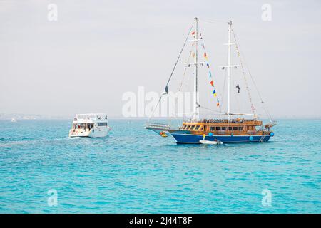 09 Gennaio 2022, Hurghada, Egitto: Nave pirata da crociera in una città di villeggiatura in Africa Foto Stock