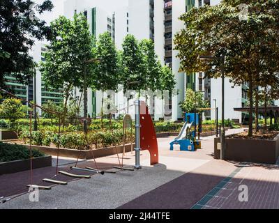 Parco giochi vuoto per bambini in una moderna tenuta residenziale a Singapore. Foto Stock