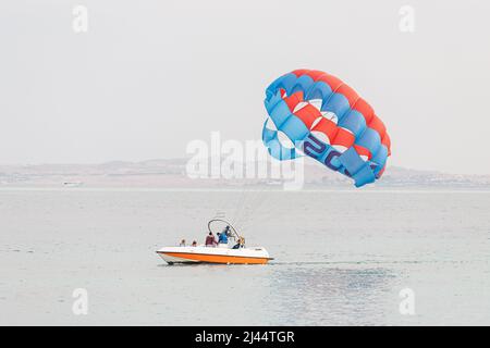 09 gennaio 2022, Hurghada, Egitto: Paracadute e parapendio attività di mare presso il resort Foto Stock