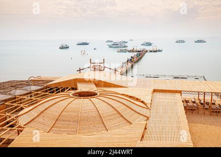 09 gennaio 2022, Hurghada, Egitto: Baia di Orange famosa nell'isola di Giftun e nel Parco Nazionale. Molte barche da crociera e navi al molo Foto Stock