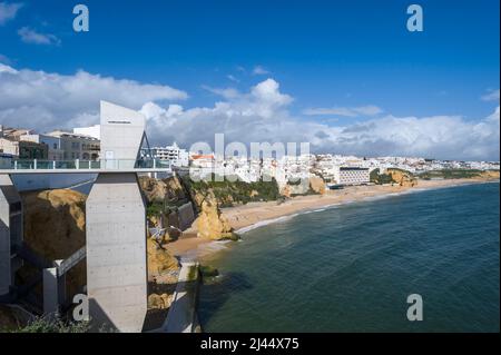 Paesaggio urbano con Peneco Beach e Torre Elevador do Peneco, Albufeira, Algarve, Portogallo, Europa Foto Stock