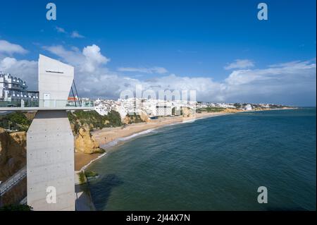 Paesaggio urbano con Peneco Beach e Torre Elevador do Peneco, Albufeira, Algarve, Portogallo, Europa Foto Stock