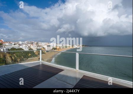 Paesaggio urbano con spiaggia di Peneco dalla piattaforma panoramica della torre Elevador do Peneco, Albufeira, Algarve, Portogallo, Europa Foto Stock