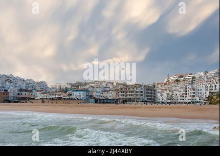 Paesaggio urbano con la spiaggia dei pescatori, Praia dos Pescadores, Albufeira, Algarve, Portogallo, Europa Foto Stock