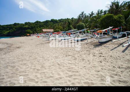 Barche da pesca balinesi perahu o bilancieri sulla Virgin Beach a Karangasem, Bali, Indonesia. Foto Stock