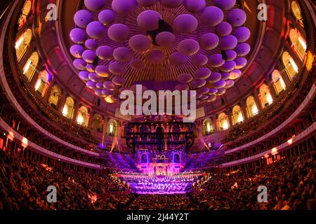 Londra, Regno Unito. 11 aprile 2022. La Royal Philharmonic Orchestra e la Royal Choral Society suonano al Classic FM Live con Viking, presso la Royal Albert Hall di Londra. Data foto: Lunedì 11 aprile 2022. Il credito fotografico dovrebbe essere: Matt Crossick/Empics/Alamy Live News Foto Stock