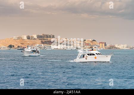 09 gennaio 2022, Hurghada, Egitto: Barche da crociera e barche in una città di villeggiatura in Africa Foto Stock