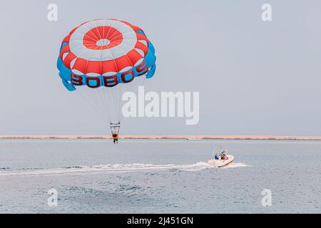 09 gennaio 2022, Hurghada, Egitto: Paracadute e parapendio attività di mare presso il resort Foto Stock