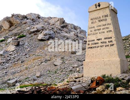 Veneto, Italia. Monte Pasubio, la vetta frastagliata italiana: Memorial Stone. Il picco crollò all'esplosione di una miniera austriaca.   Veneto, Italia. Monte Pasubio, cippo commemorativo posto sotto il dente Italiano. Il dente crollò a causa di una mina austriaca. Foto Stock