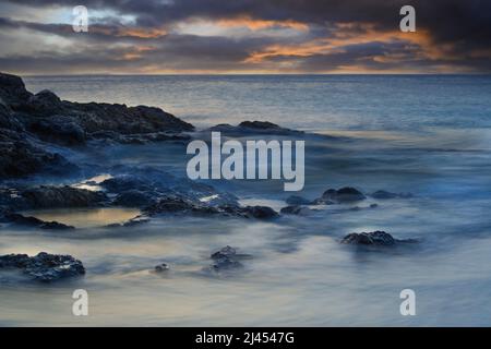 letztes Licht bei Sonnenuntergang am Playa de la Cera, Papagayo Strand, Playas de Papagayo, bei Playa Blanca, Lanzarote, Kanarische Inseln, Kanaren, Foto Stock