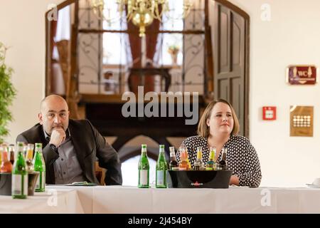 Husum, Germania. 12th Apr 2022. Ricarda Lang (r), presidente federale di Bündnis 90/Die Grünen, e Omid Nouripour (l), presidente federale di Bündnis 90/Die Grünen, siedono l'uno accanto all'altro durante una riunione. Credit: Frank Molter/dpa/Alamy Live News Foto Stock