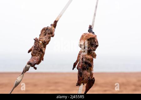 quail su spiedini sullo sfondo del mare. Smashlik. Foto di alta qualità Foto Stock