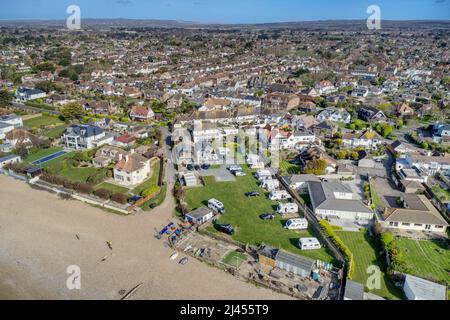 East Preston villaggio Seafront e spiaggia in West Sussex sulla costa meridionale dell'Inghilterra con le South Downs sullo sfondo, Aerial foto. Foto Stock